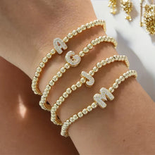 Pulsera con letra con piedra