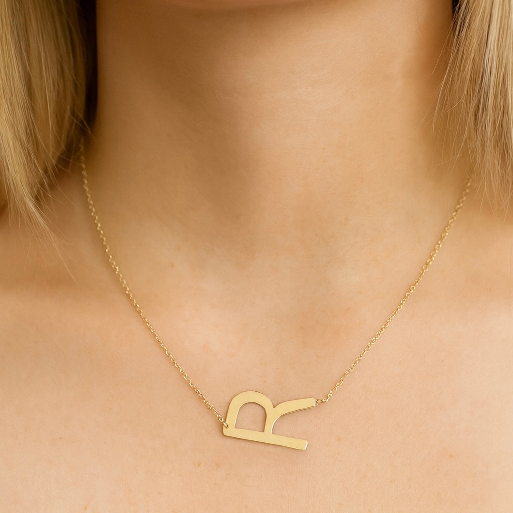 Collar con letra maxi de lado