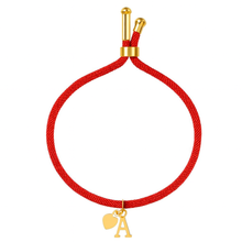 Pulsera roja con letra y corazón