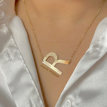 Collar con letra maxi de lado