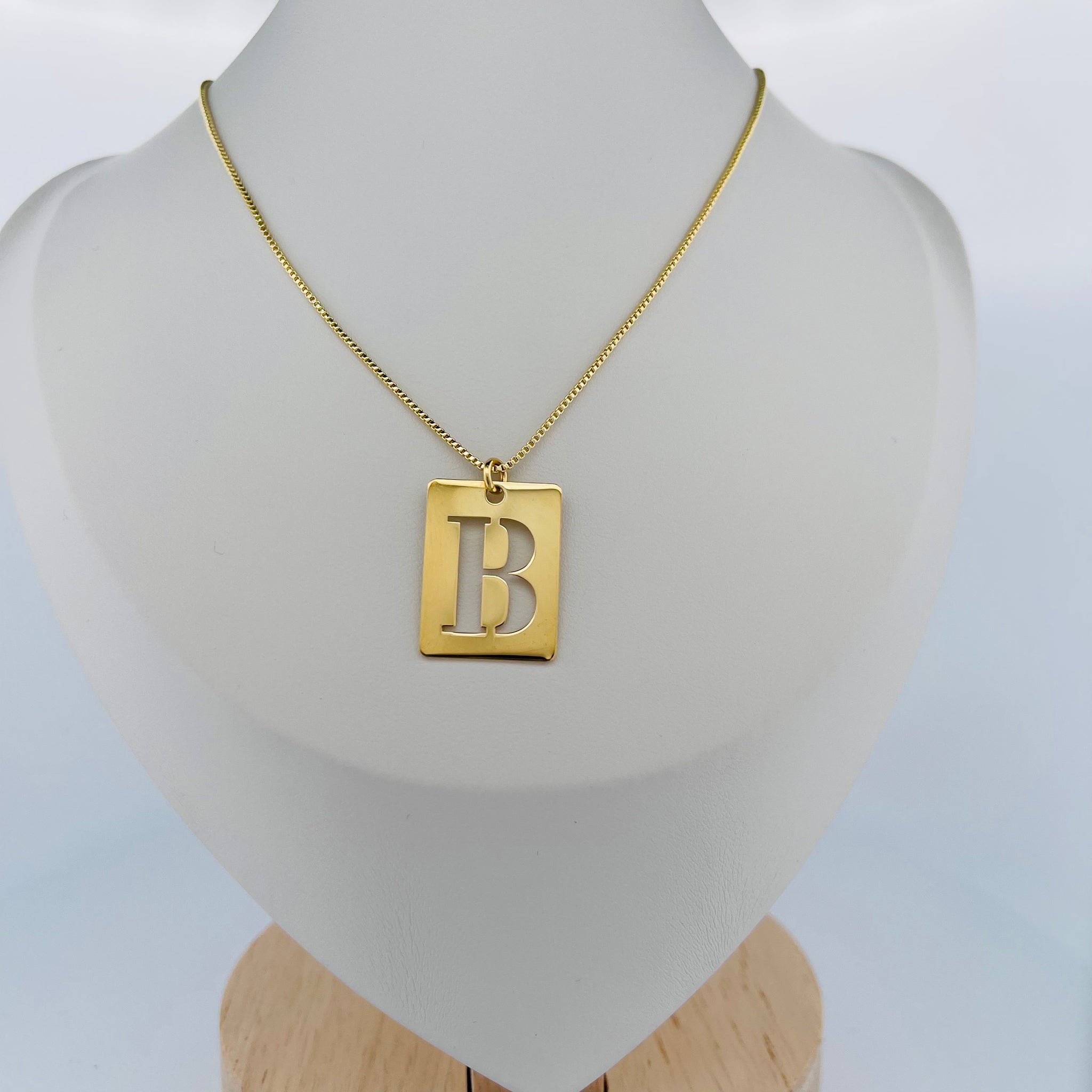 Collar letra cuadro