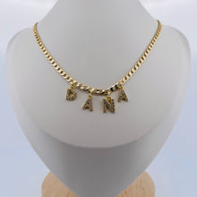 Collar personalizado con letra piedra