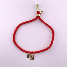 Pulsera roja con letra y corazón