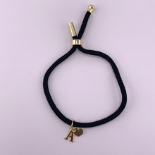 Pulsera roja con letra y corazón