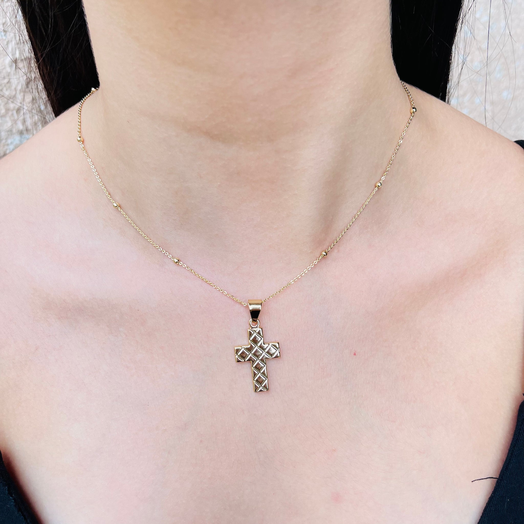 Cruz rayas con cadena