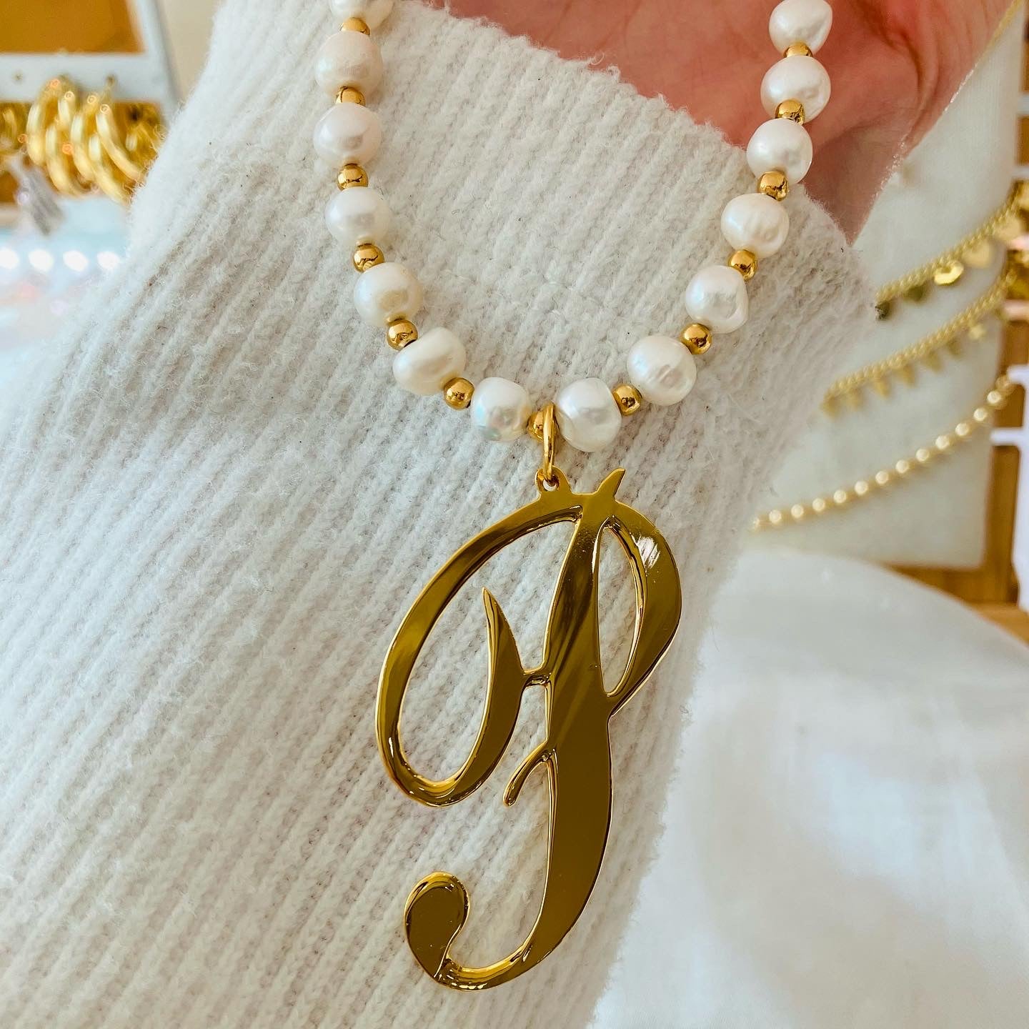 Collar de perla con letra